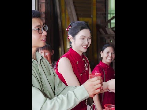 “有请新郎新娘，闪亮登场” 有幸感受到湖南农村婚礼的氛围，现场说的什么话我也不太听得懂，就记住一句“有请新郎新娘，闪亮登场”#湖南邵阳 #思南摄影辰 #婚礼跟拍 #思南