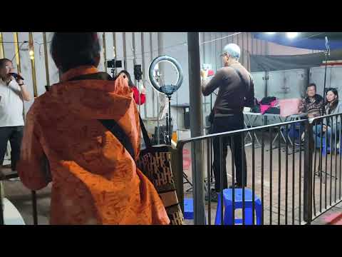 The environment of the karaoke stalls on Temple Street today, December 17th.
