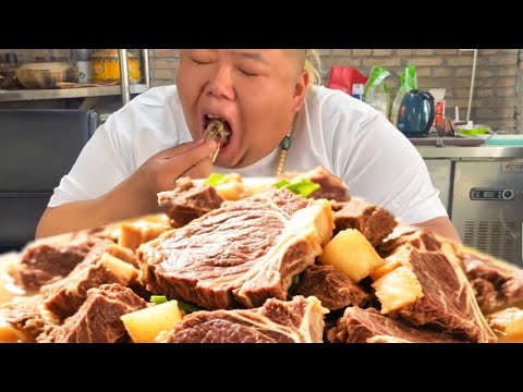 Brother Monkey stewed Huang Biao steak today. It’s so delicious when you dip it in chives!