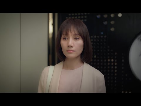 A beautiful woman comes across her ex-boyfriend, but his wife is aimed at her