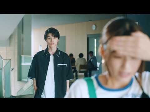 بنت قبيحه كل الطلاب بيتنمر عليها فبتقرر تغير شكلها وبتدخل الجامعه بتصدم الكل بجمالها من اول يوم ليها