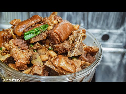 《廣東話影片》香港人的味道回憶——南乳花生燜豬手，又一道十尺飄香的菜式，讓人垂涎不止，重現香港雲吞麵店的經典美味！但是製作其實極其簡單的，只要有耐性，大家都可以一試！