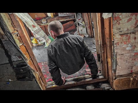 ГОЛОДНЫЙ ПАРЕНЬ ПОЛЗАЛ ПО ПОЛУ В ПОИСКАХ ЕДЫ.