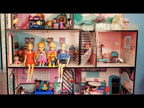 Playing in the new dollhouse ! Elsa and Anna toddlers - lol dolls - pool - surprises