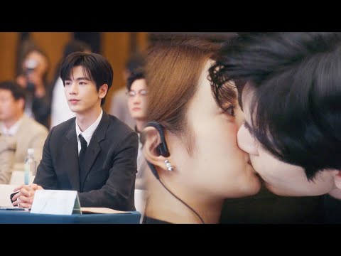 峰會上灰姑娘惹火上身偷撩霸總，豈料被霸總拉進懷裡狠狠親吻，太刺激了!#霸總#灰姑娘#愛情#都市#甜寵#張凌赫#徐若晗#爱你