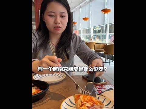 越南女朋友一个人悄悄的来找我，说是快递到了 打开门一看 结果是她，我们的国旗在地上 她也主动和我一起放上草垛上。#中外情侣 #越南女孩#国庆节