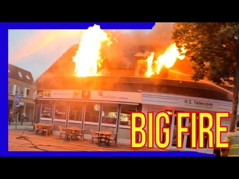 Very large fire in center of Lunteren – several homes lost - VOLUNTEERS DUTCH FIREFIGHTERS -