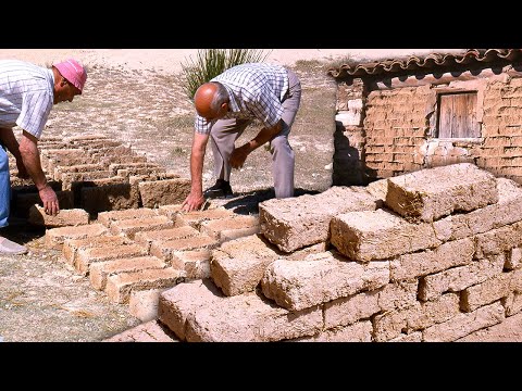 MUROS DE ADOBE a mano para construir una CASA DE PUEBLO. Técnica MILENARIA con agua, tierra y paja