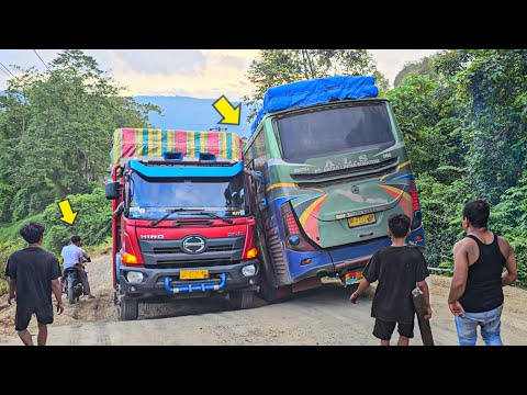 Angry Driver..!! ALS Bus Hits Truck On Climbing Batu Jomba