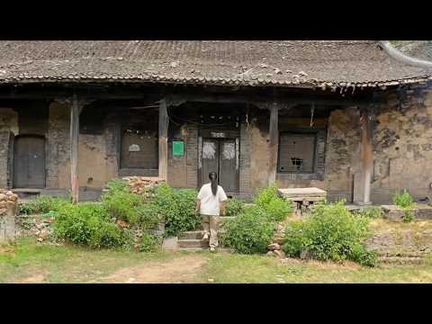 Talented Woman Renovates 50-Year-Abandoned House, Cleans Up Yard and Transforms Room