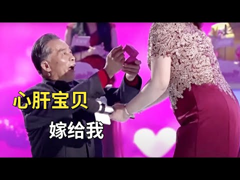 70岁大爷满怀激情来追爱,掏出钻戒跪地就求爱:你不答应我就不起来,成功抱得美人归【桃花精编版】