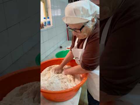 Cette grand mère portugaise fait un pain ancestral « PAO VAL DE íLHAVO » #bread #food