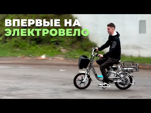 Курьерю на электровелосипеде под проливным дождём / Яндекс Доставка
