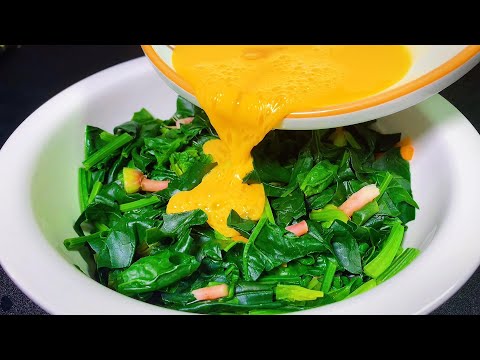Pour 2 eggs into the spinach. This is the first time I saw this practice. Don’t stir-fry or cool it
