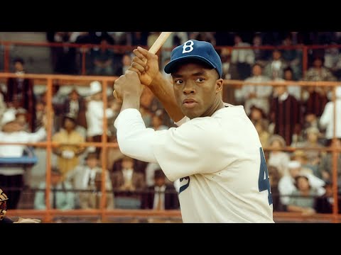 真实故事改编！黑人小伙登上球场，遭遇歧视侮辱，结果成为一代传奇！2.5万人打出8.1分，20分钟看完2013年励志电影《42号传奇》