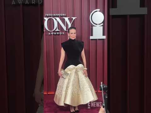 You know her. You love her. Sarah Paulson has arrived to the #TonyAwards.