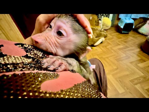 Анфиса ЧУДИТ ПО ПОЛНОЙ! Раскидала сахар и руками рисует на нем картины, художница наша)))