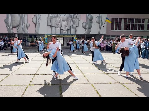 Прощальний вальс випускників-2025