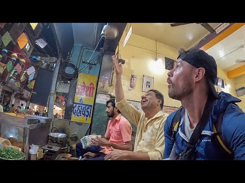 INDORE 1 finger 5 masala flying Dahi Bada !!! (Uncle gave me a kiss) 🇮🇳