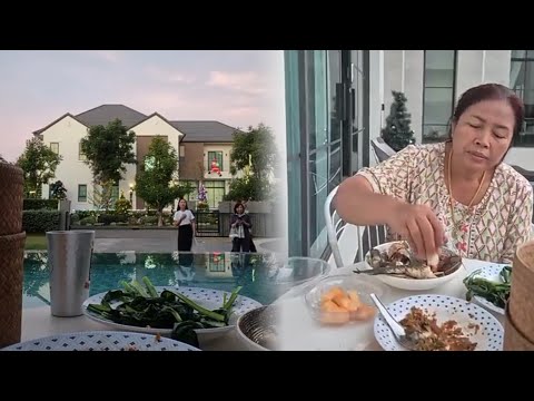 What is Grandma Taen eating with her rice? #NongPloyNongPhet
