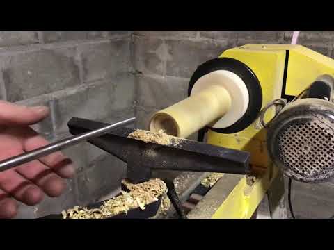 Точение рюмки из древесины с красивой текстурой.