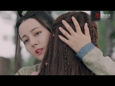 Disguised as a man, she saves a beautiful slave, who unexpectedly falls in love with her!