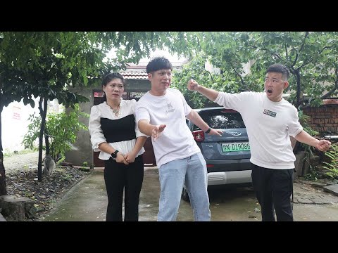 The poor guy took the female beggar home, but he didn’t expect to take a bath very beautifully.