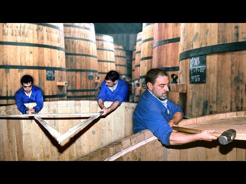 Giant barrel to store thousands of liters of wine. Construction with oak wood step by step