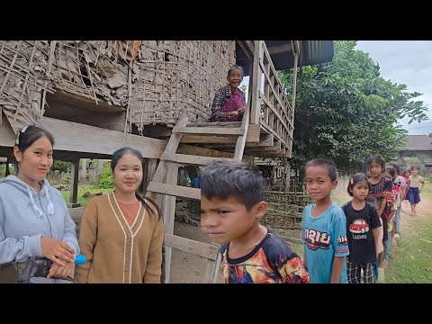 #TravelLaos Sharing snacks in the village #AuthenticAtmosphere #LaoVillageLife #SavannakhetProvin...