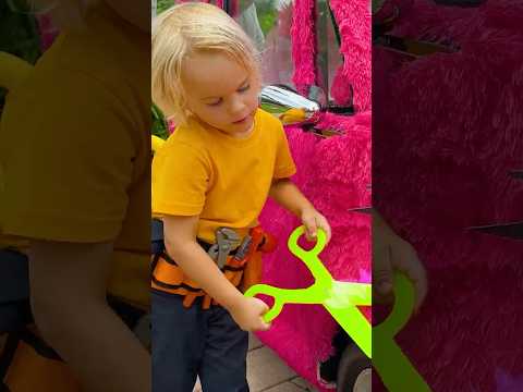 Chris cuida el auto rosa