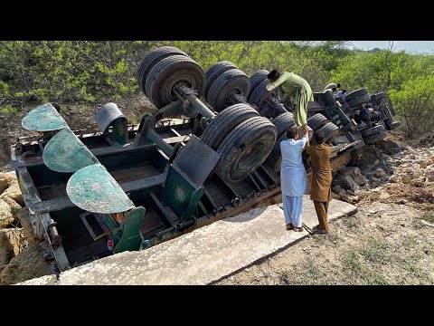 22 Wheeler Loaded Truck Dangerous Accident in The Middle Of The Road || Complete video