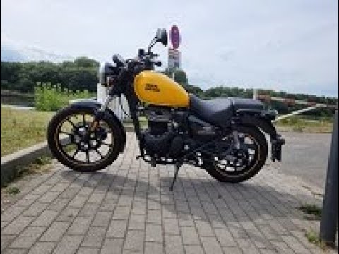 Royal Enfield Meteor 350 bei Nacht ( night glow)