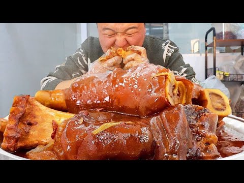 🔥【红耙牛蹄】老丈人送来俩小牛蹄，阿强做红耙牛蹄，软糯Q弹，整根抱着啃到爽！