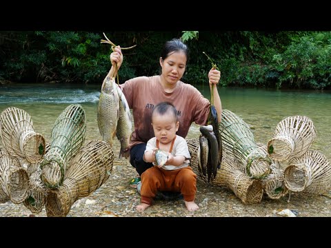 Single mother and baby take care of chickens - go to the stream to catch fish with bamboo cages