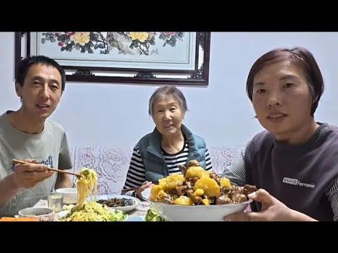 屯子太冷了酸菜缸都冻了，夫妻俩收拾完回楼住，鸡肉炖土豆吃的香 #乡村守护人 #东北美食