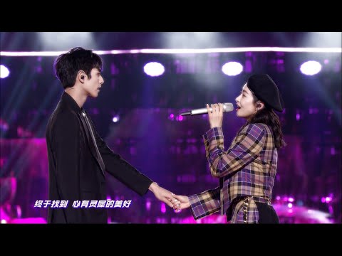 宋茜Victoria Song、宋威龙SongWeilong跨年献唱《小酒窝》,双人舞糖分爆表,双宋组合CP感十足!