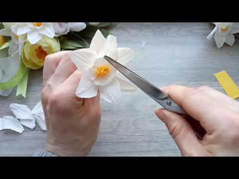 Нарцисс из гофрированной бумаги.