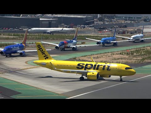 Huge traffic !  SAN DIEGO Airport Plane Spotting 🇺🇸  Rush hour -  Close up Landing / Take off