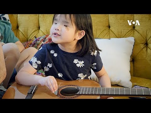 没有眼睛的女孩用歌声感动世界:一个有关领养的故事