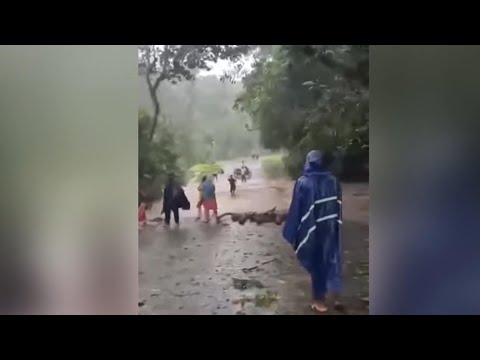 Water levels rising on streets in Philippines with Typhoon Uwan (Fung-wong) | Raw video