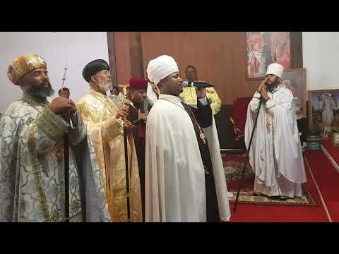 ብፁዕ አቡነ ማርቆስ ሊቂ እጣነ ሞገር ቅኔ ሲቀኙ ድምፀ መረዋው ሊ/ማ ልሳነ ወርቅ ተስፋው ምሬቱን ቀሸረው።ዜማ ለሚማሩ ሼር ኮፒ ፣ላይክ ፣ሰብስክራይብ ያርጉት።