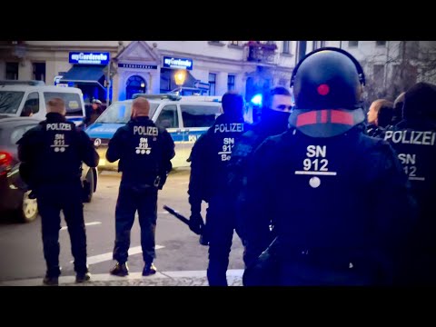 Corona-Protest in Dresden: Hubschrauber und hunderte Polizisten sollten “Spaziergänger” stoppen