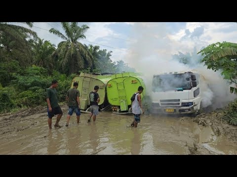 Truck Bumper Destroyed || All drivers test their skills on muddy roads until they almost flip over