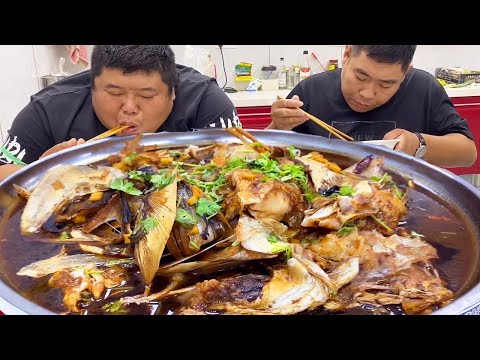 Fat elder brother made his own fish head bubble cake to eat  and as a result  his brother-in-law ru