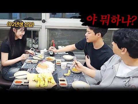 02년생 신입을 앞에 둔 두 남자의 치열한 견제