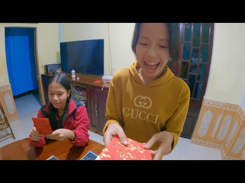 Vietnamese sisters-in-law are truly delighted with the New Year's money given by their Korean bro...