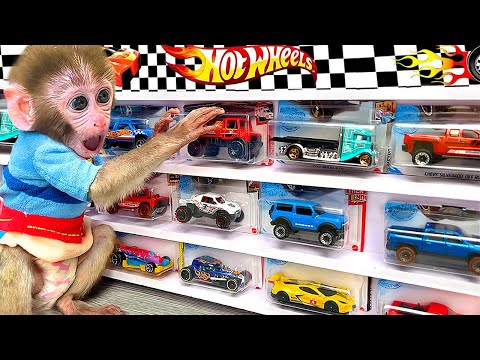 Singe Bon Bon et le petit ours jouent avec des voitures jouets et sauvent la ville Hot Wheels