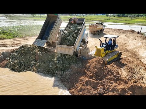 The earth mixed with large rocks was broken into large slabs because the water was very deep.