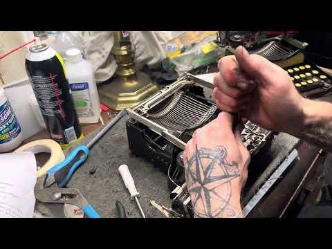 Corona 3 Folding Typewriter Wobbly Carriage Fix- Tips and Tricks