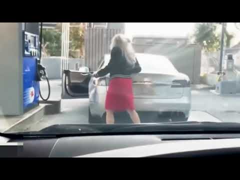 Девушки за рулем!Бабы за рулем!Смешные и страшные моменты на дороге!